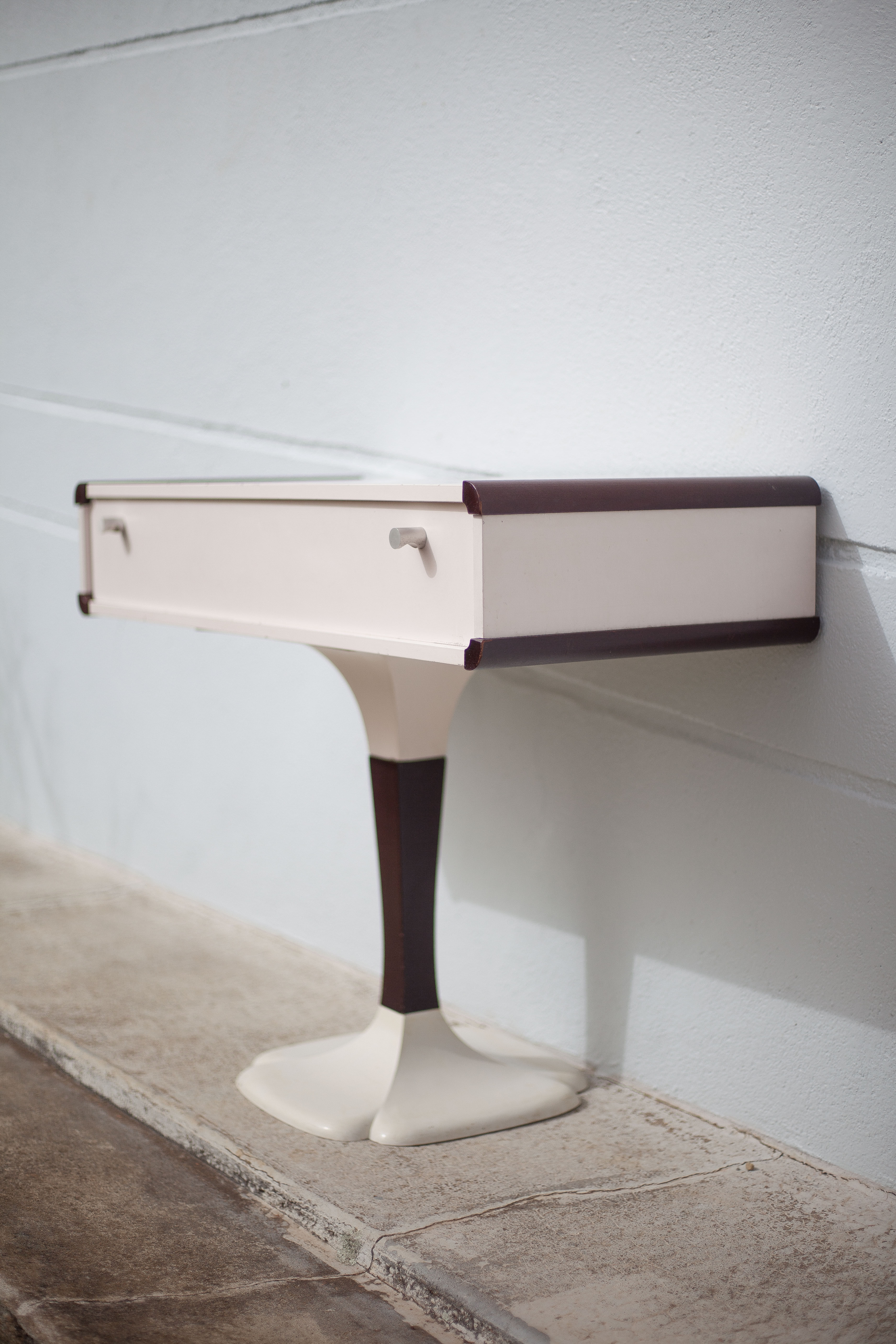 Tulip foot console