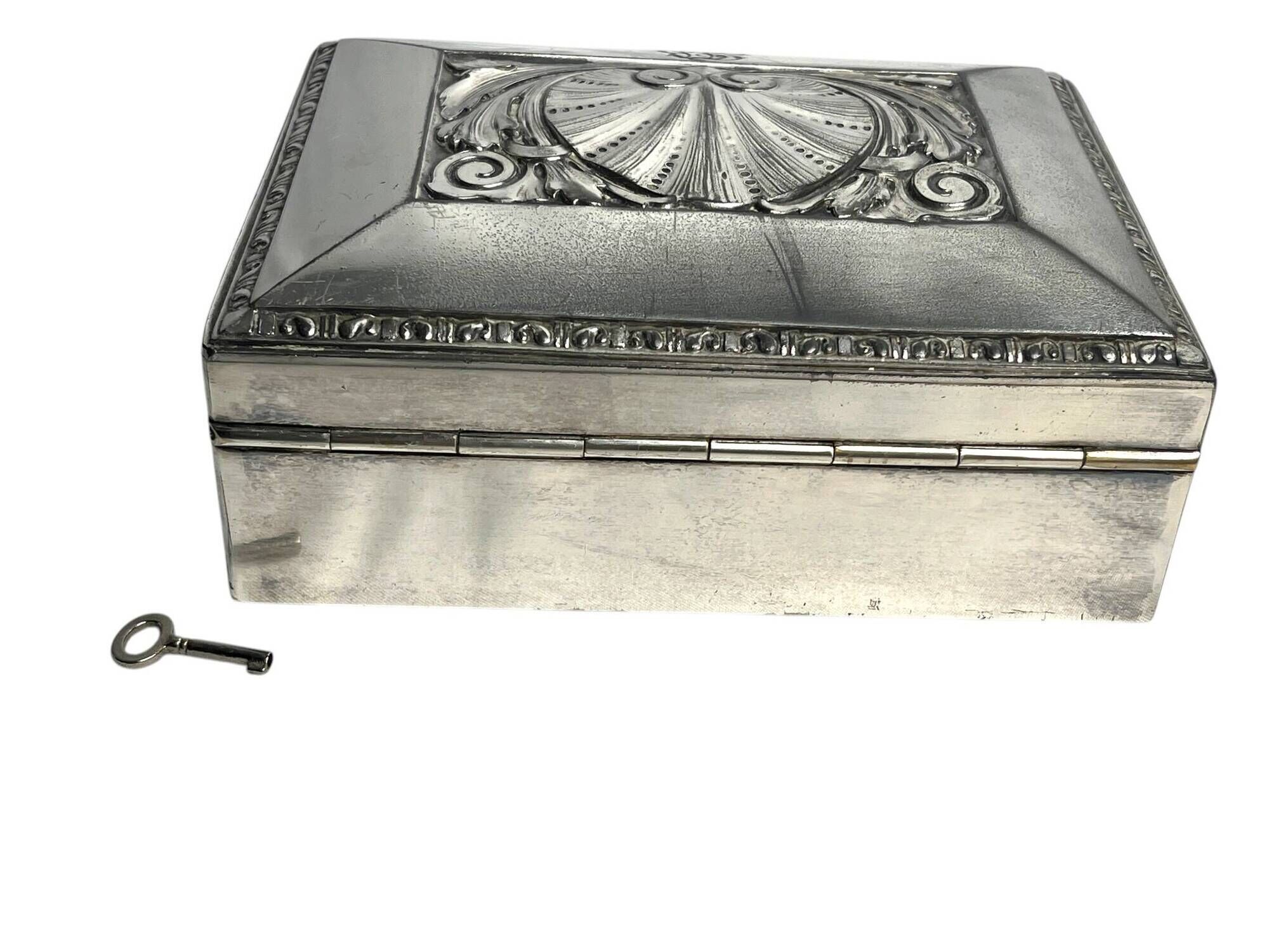 Silver-plated metal jewellery box with shell decoration, Kayser, 20th century.