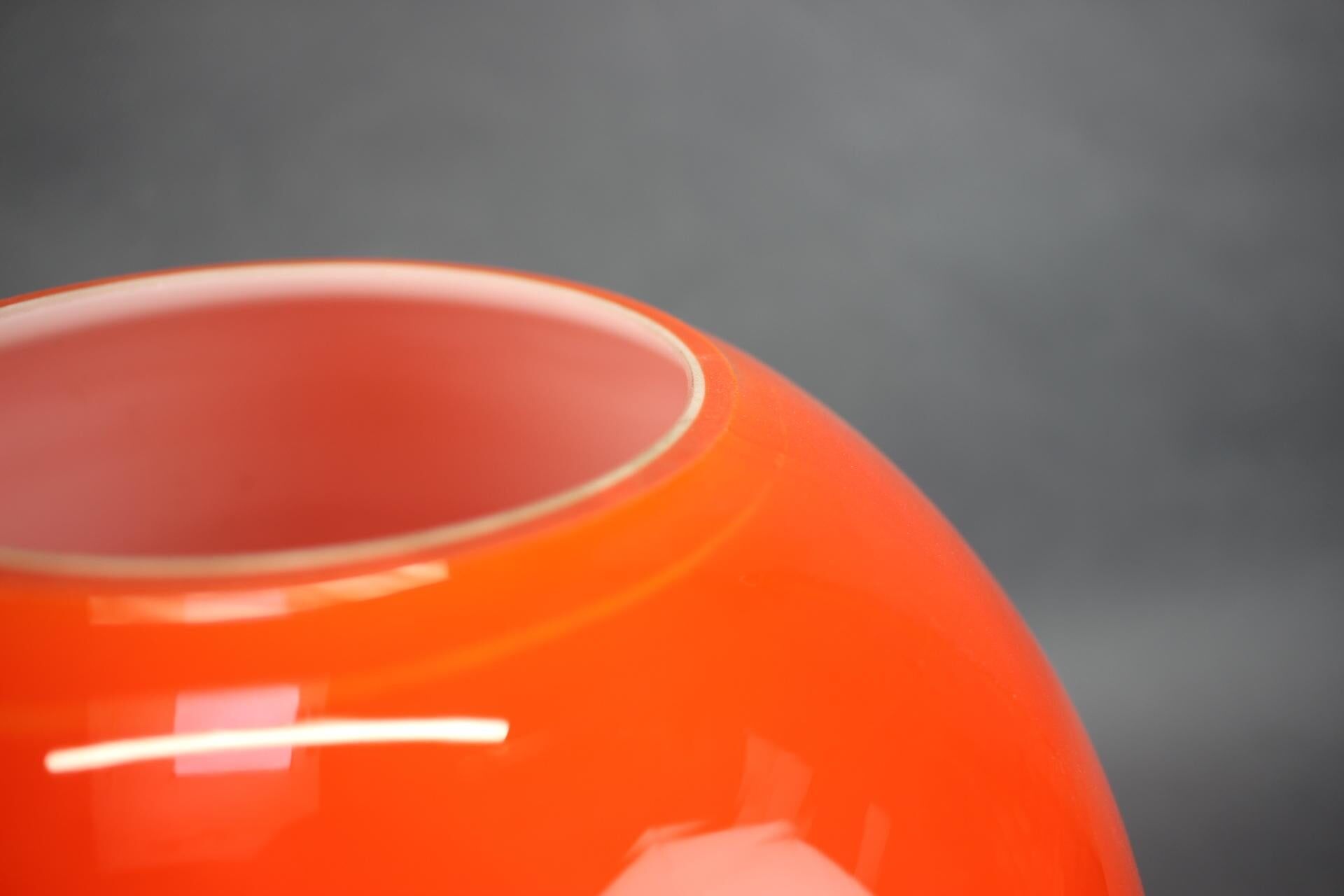 Lampe de table champignon en verre opalin orange tchèque des années 1970