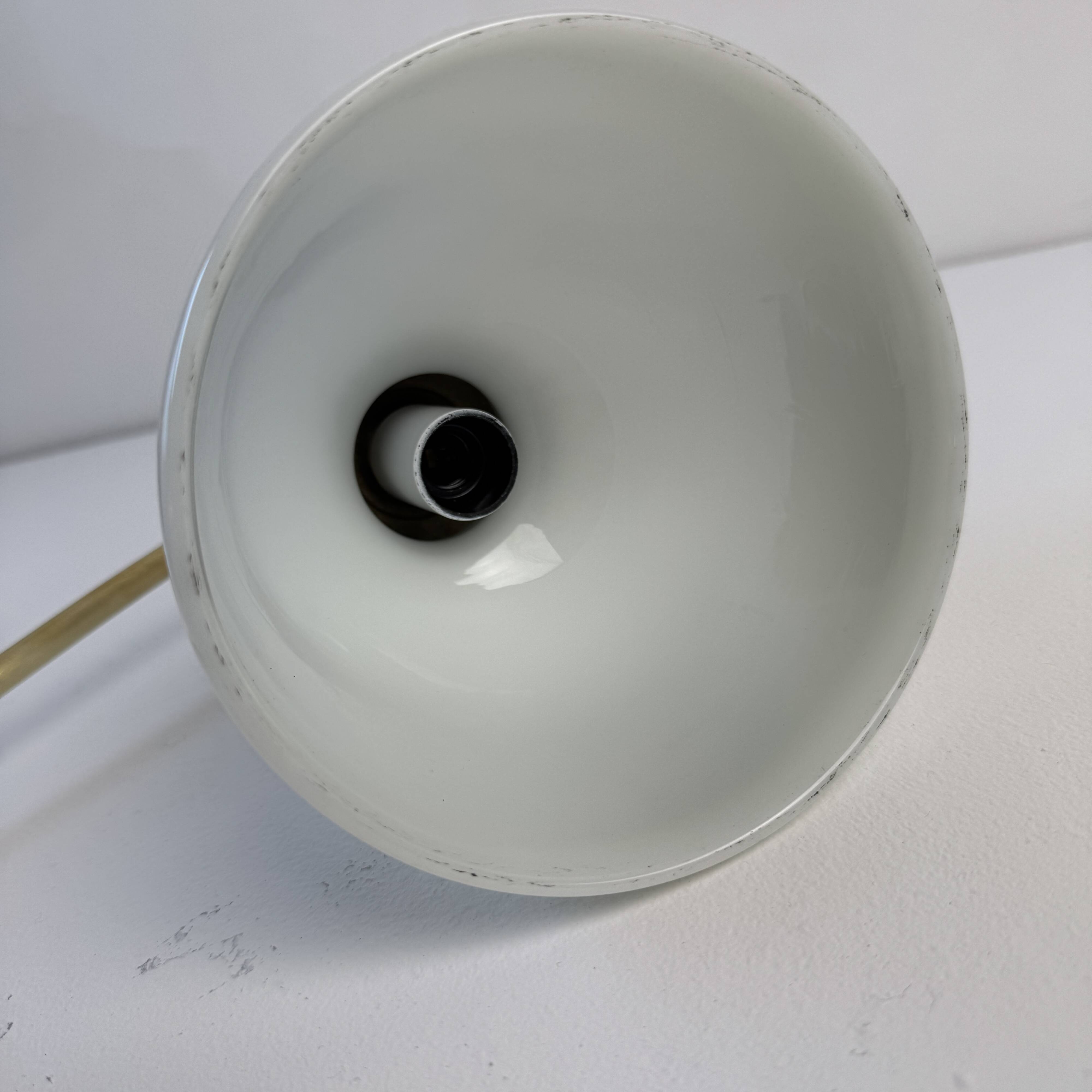 VINTAGE ARTICULATED DESK LAMP IN BRASS AND OPAL GLASS