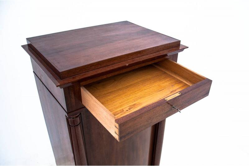 Commode ancienne, Europe du Nord, vers 1860.