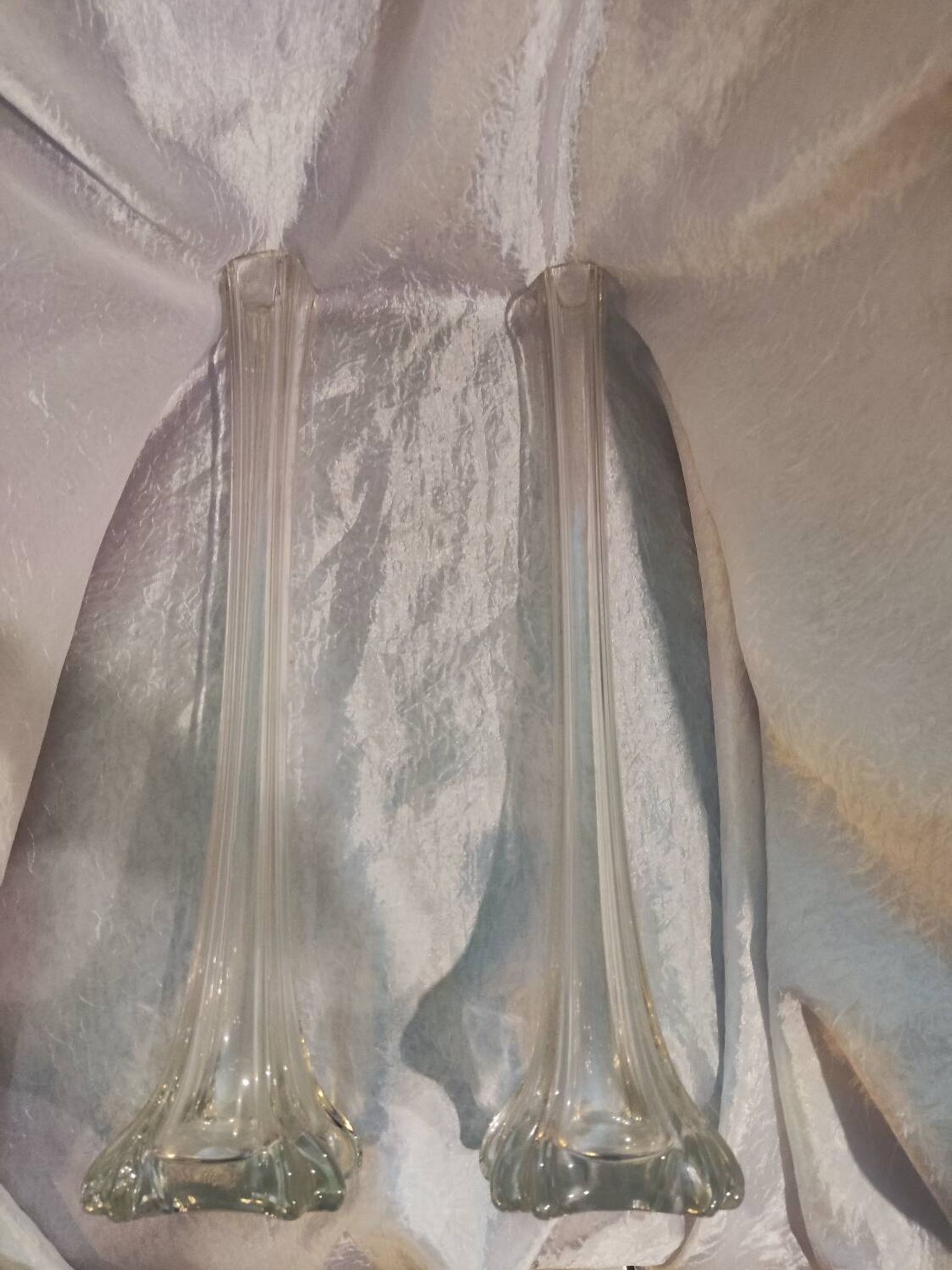 Paire de vases soliflores en verre ciselé vintage