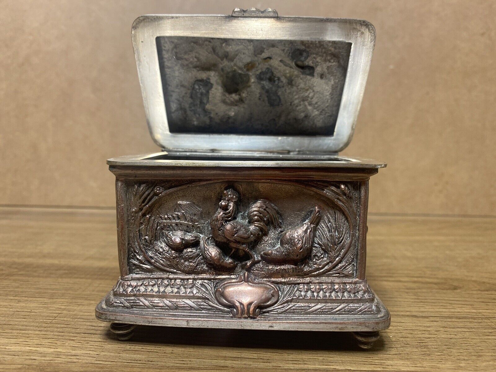 Old signature silver bronze box box, decor hunting scenes