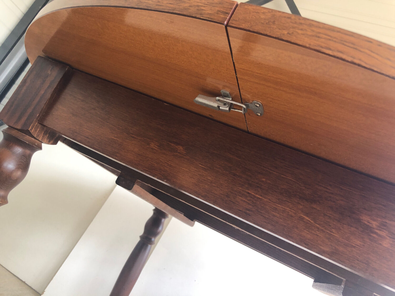 Table ronde avec rallonges et 4 chaises dossier cannage Vintage