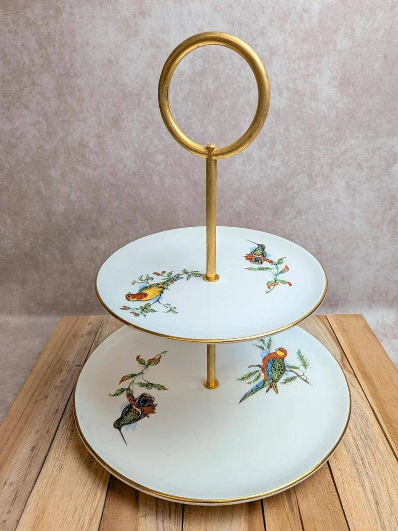 Silent servant, 2 tiers in Gien earthenware – Exotic birds – Golden metal