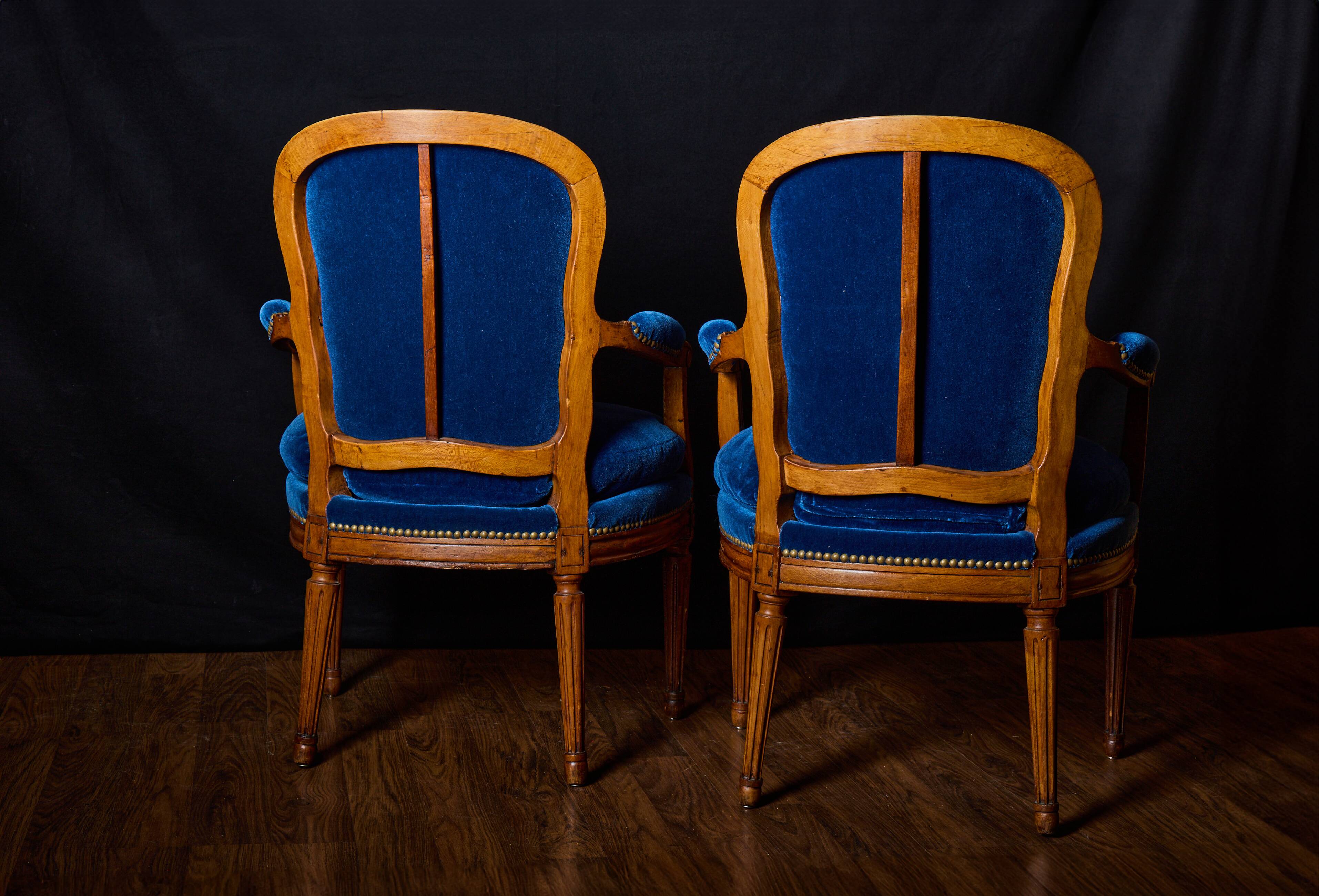 Paire de fauteuils de style Louis XVI rénovés en velours bleu