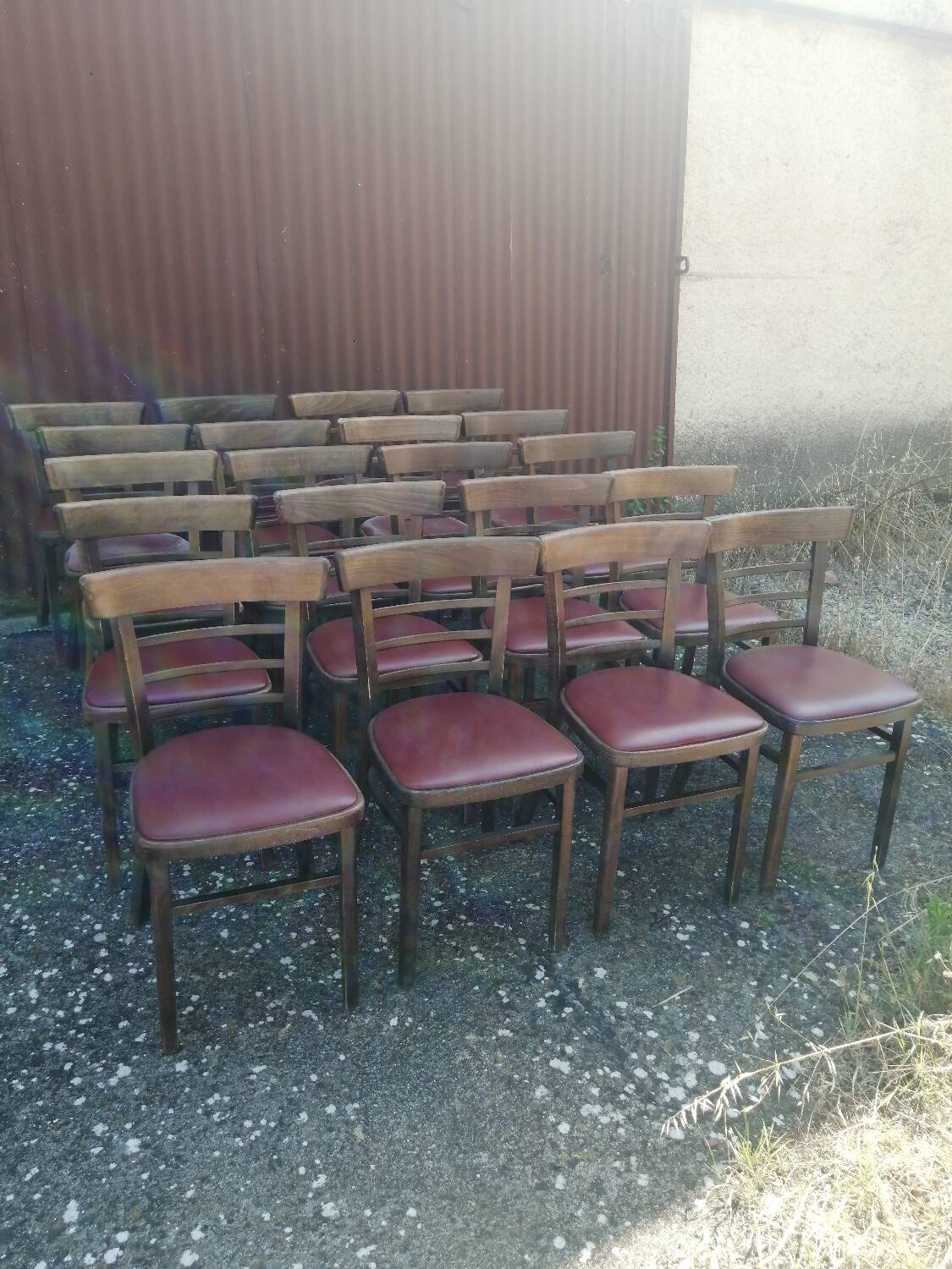 Lot de 19 chaises bistrot en bois et skaï rouge vintage.