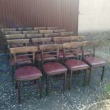 Lot de 20 chaises bistrot TON en bois et skaï rouge vintage.