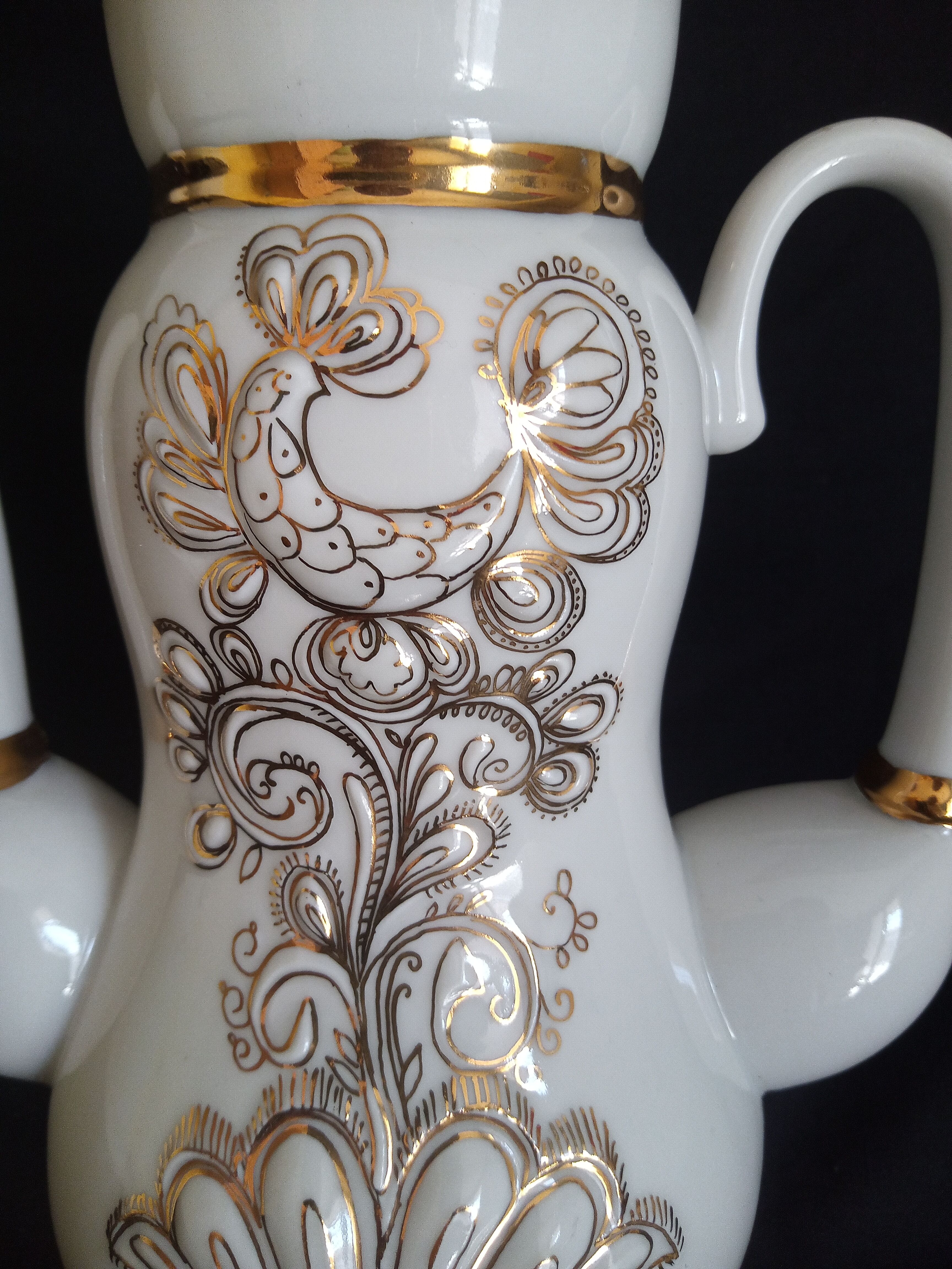 Lomonosov 29-piece porcelain coffee set, cast patterns enhanced with 24k gold