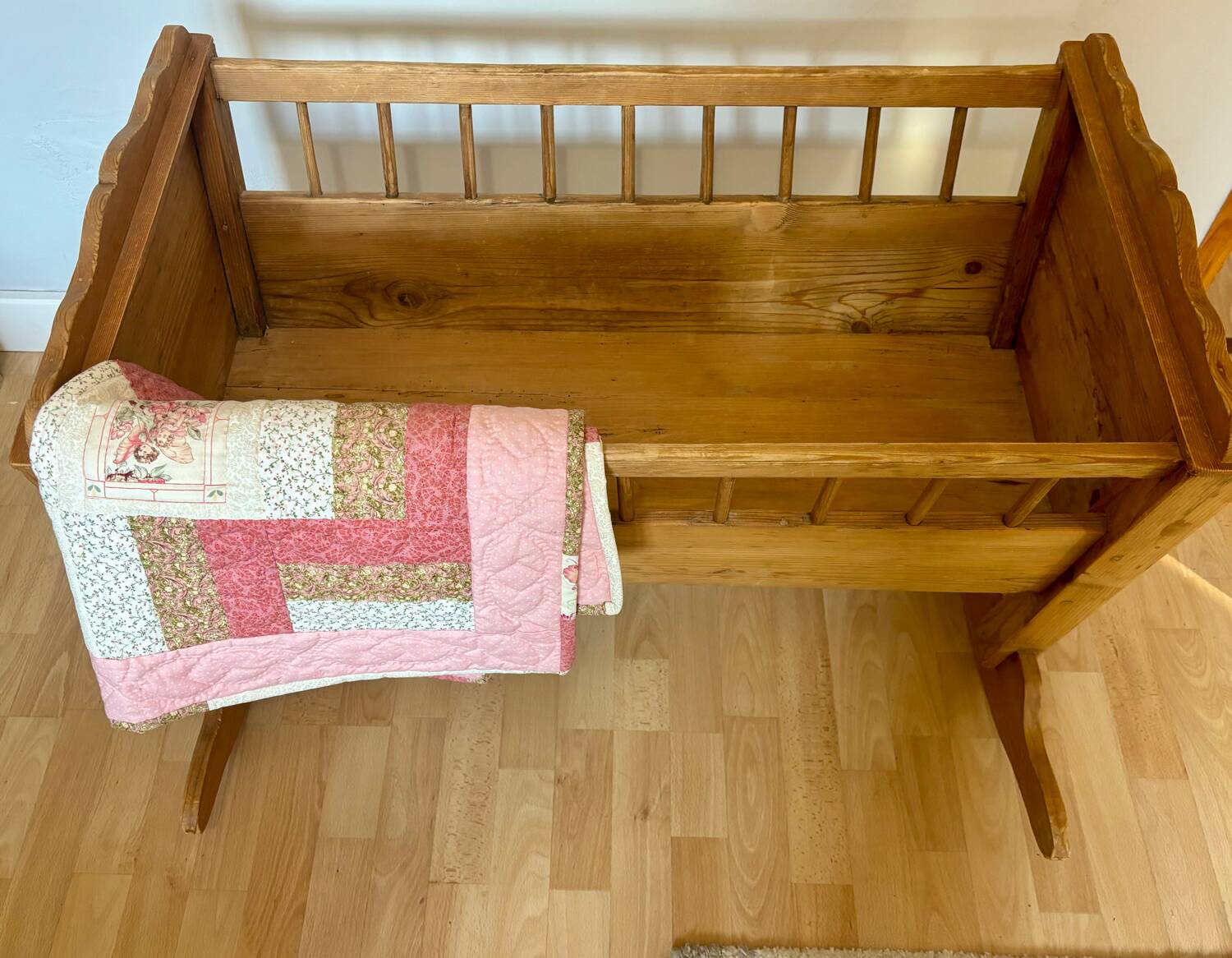 Lit bébé ancienne à bois