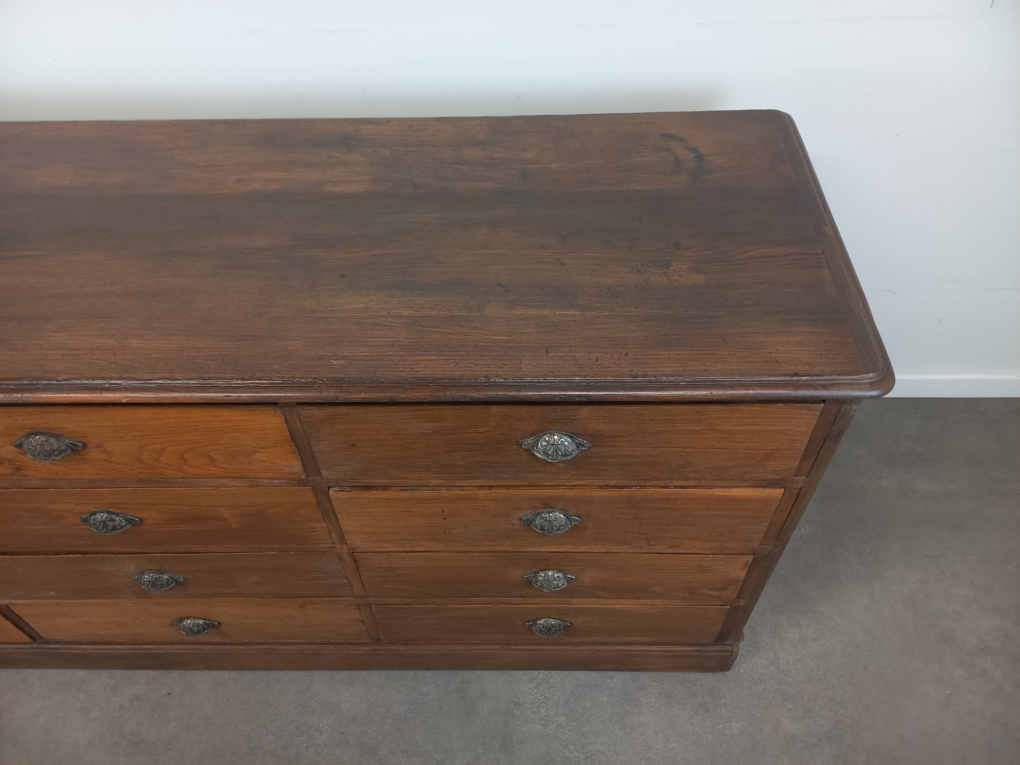 Banque de magasin à tiroirs en chêne