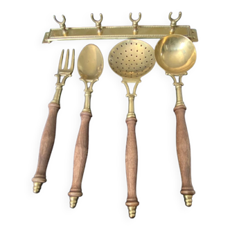 Old kitchen utensils in brass and wood.