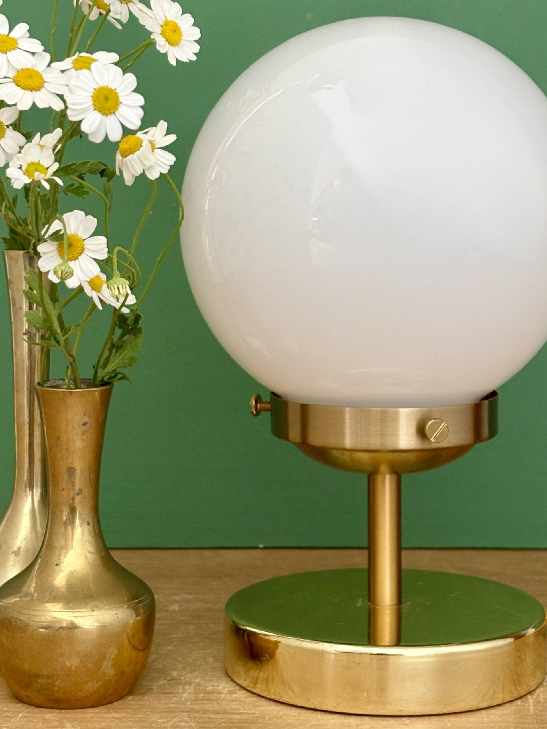 Vintage globe table lamp in white opaline.