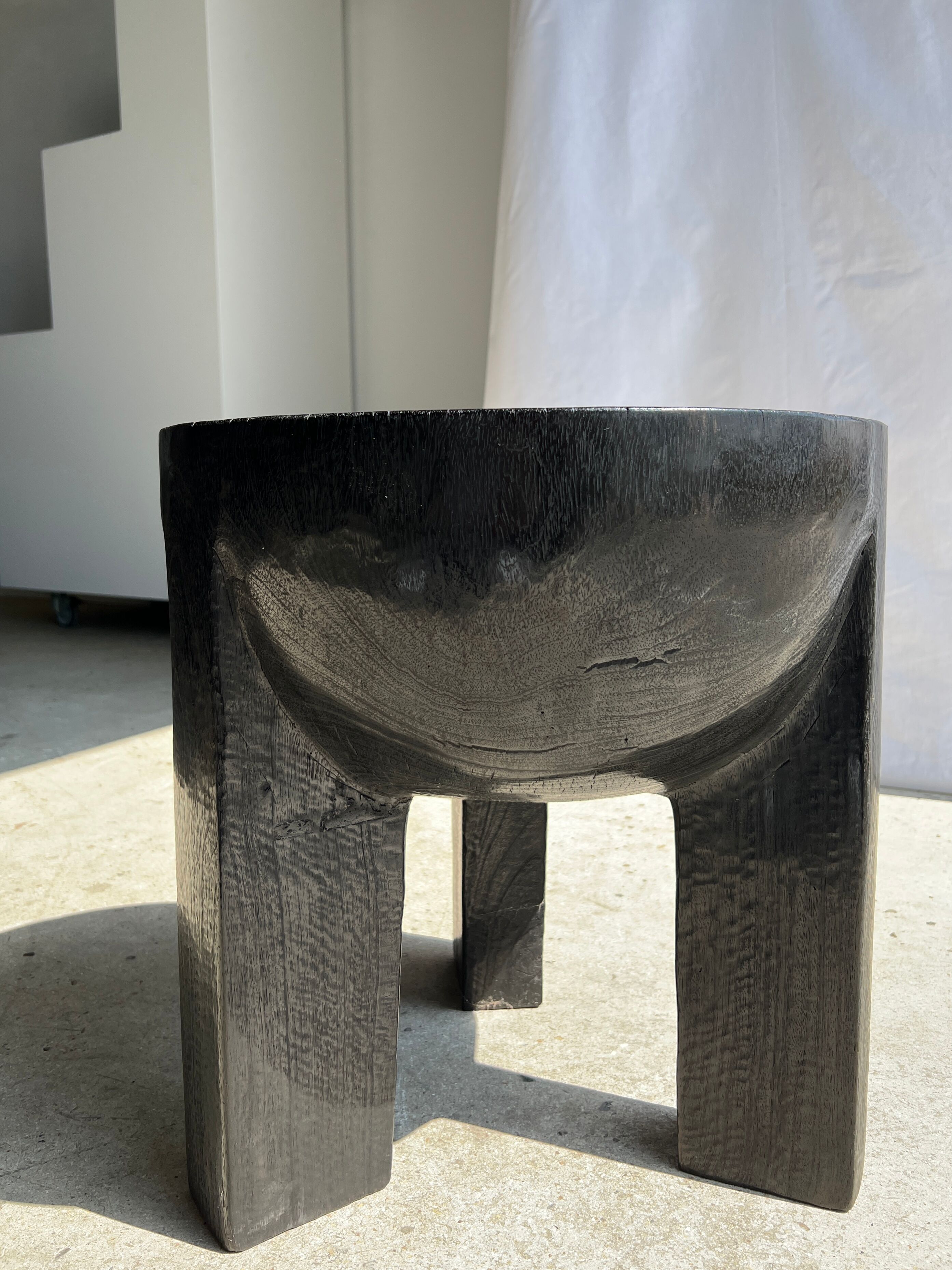 Black mango wood tripod side table with a semi-spherical top, height: 45 cm, diameter: 44 cm.