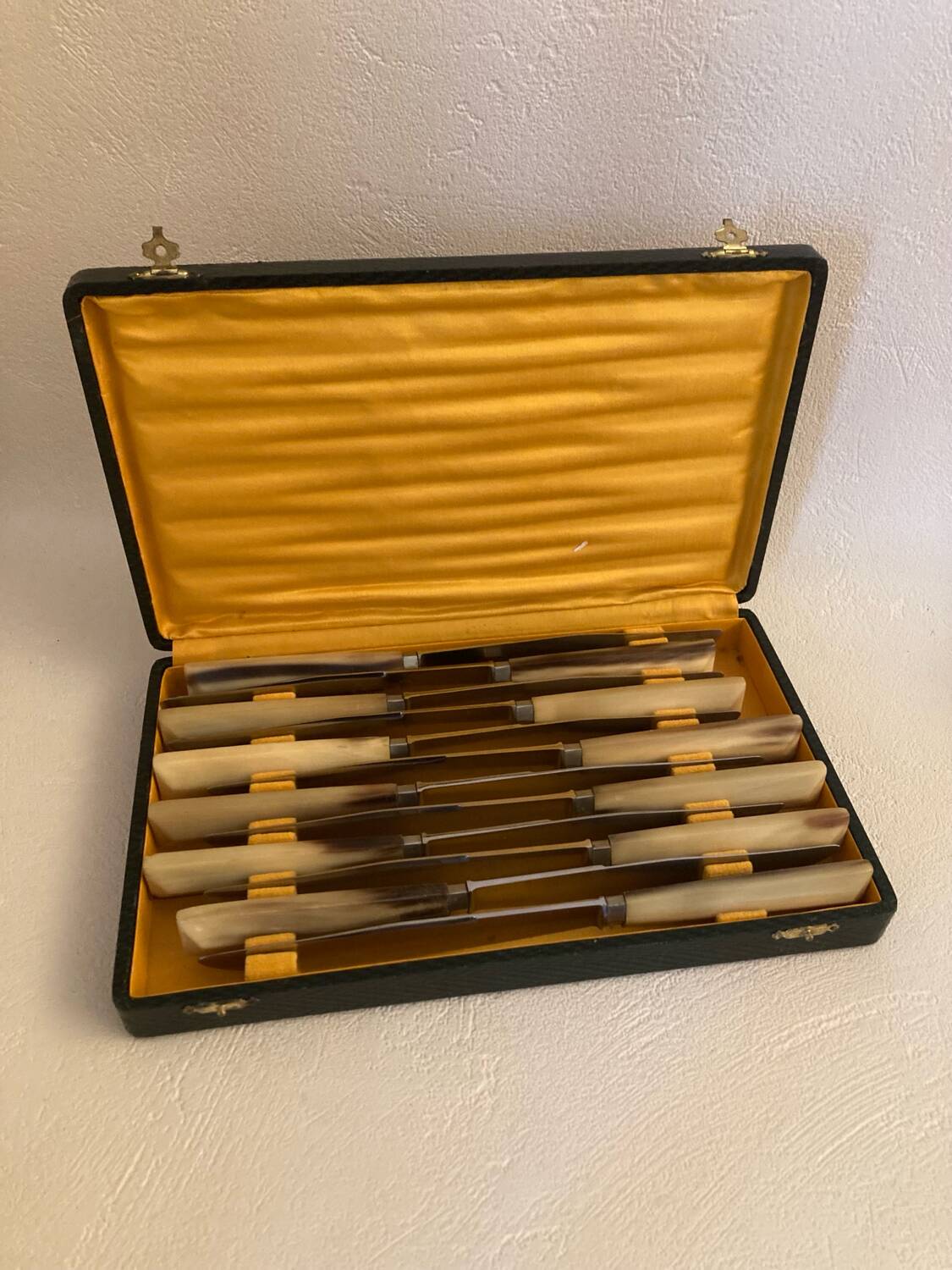 Coffret complet de 12 couteaux de table Inox manches Bakélite viroles Art Déco