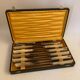 Coffret complet de 12 couteaux de table Inox manches Bakélite viroles Art Déco