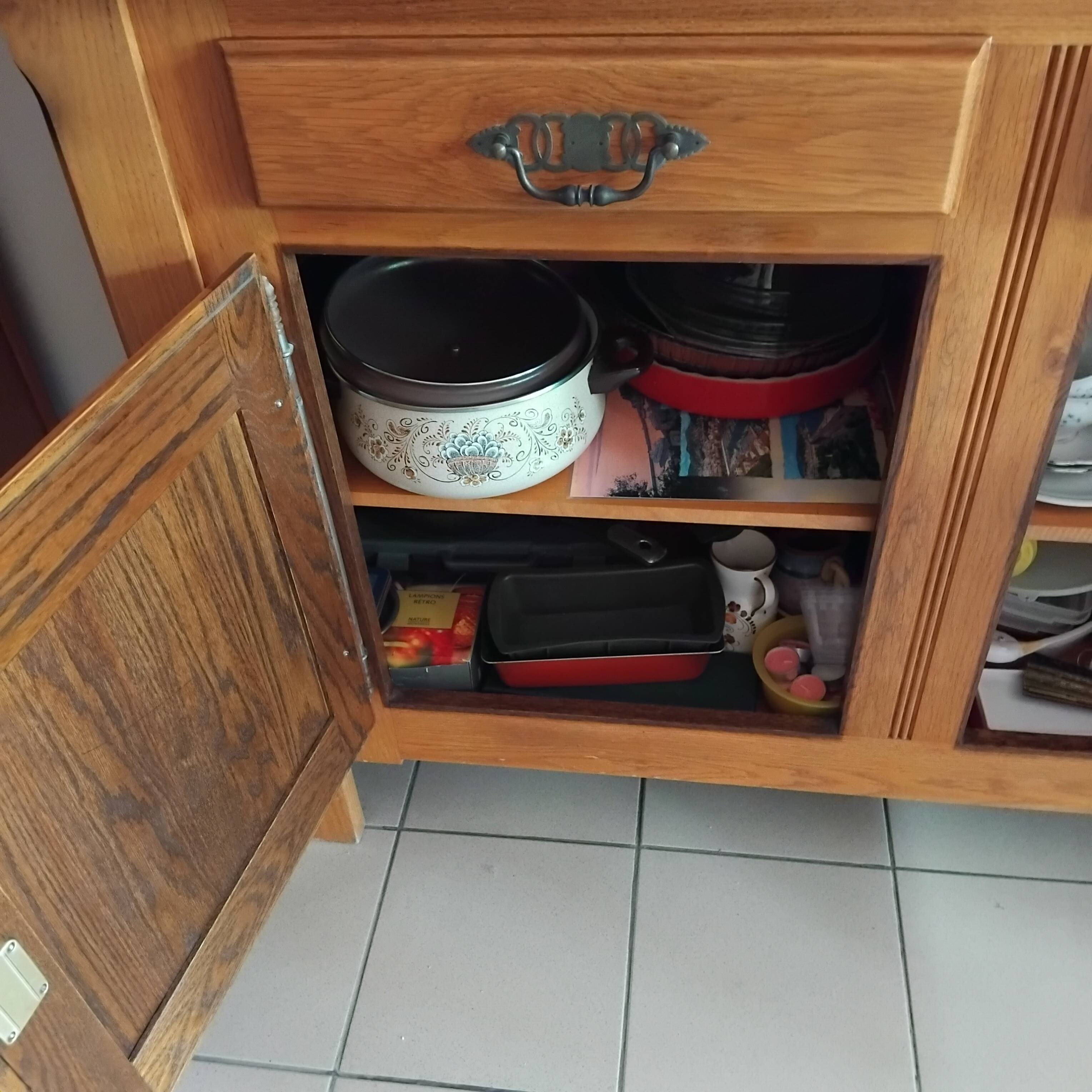 Buffet, vaisselier 2 corps en chêne massif de style rustique, France