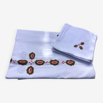 Ecru cotton table service embroidered with khaki and red holly leaves