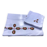 Service de table en coton écru brodé de feuilles de houx kaki et rouge