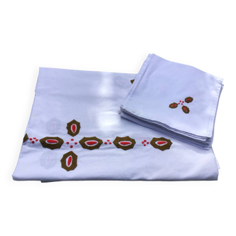 Ecru cotton table service embroidered with khaki and red holly leaves
