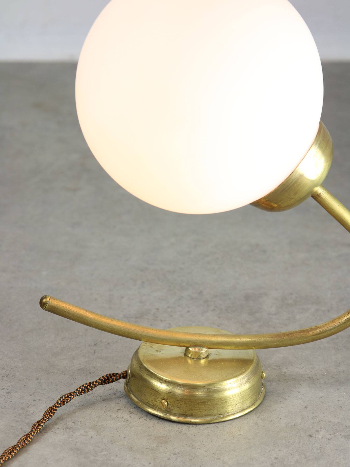 Applique murale italienne vintage en laiton et opaline