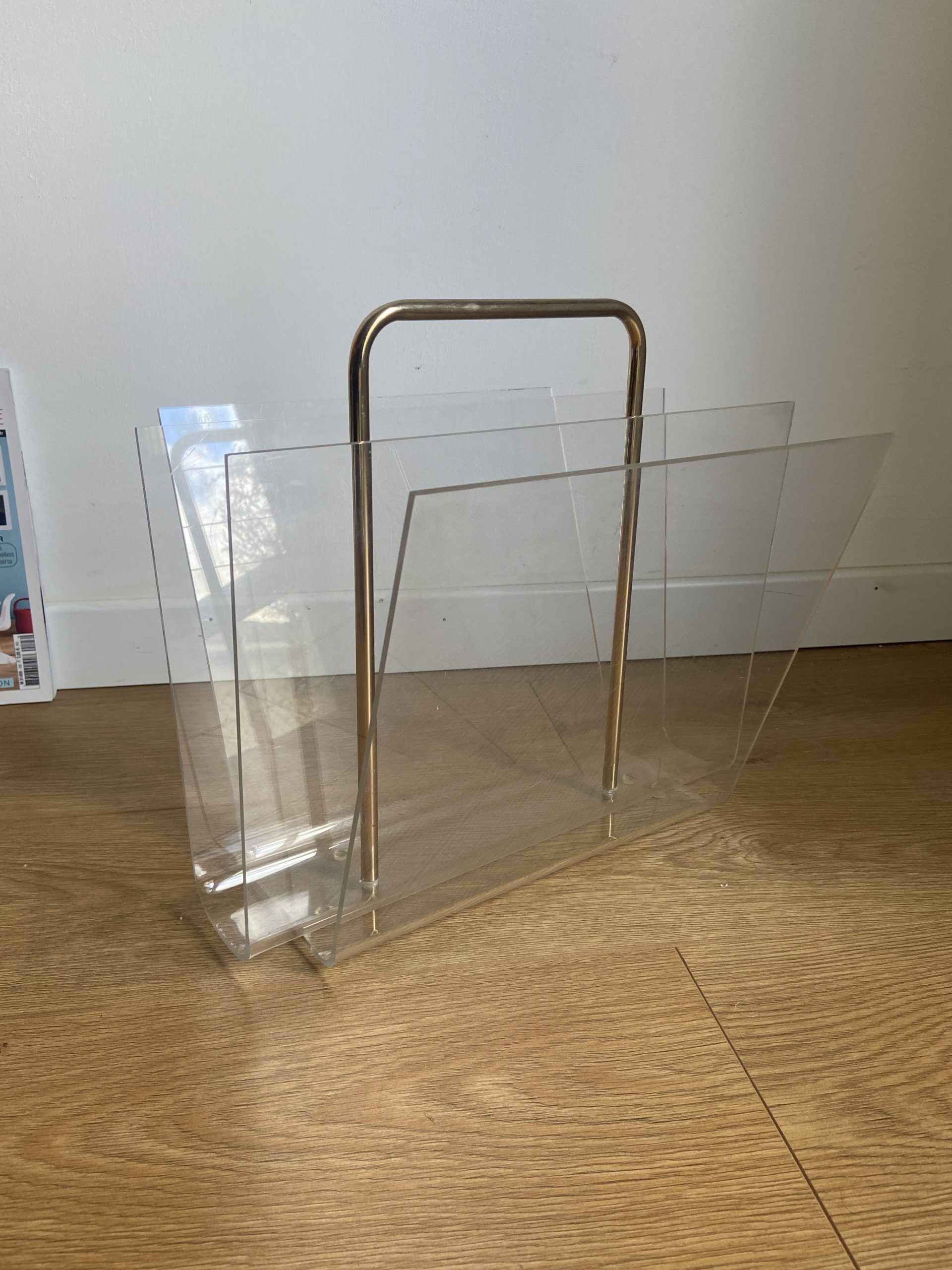 Magazine holder in altuglas