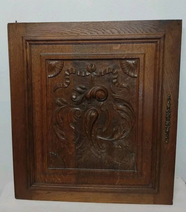 Paire d'anciennes portes en bois chêne sculpté