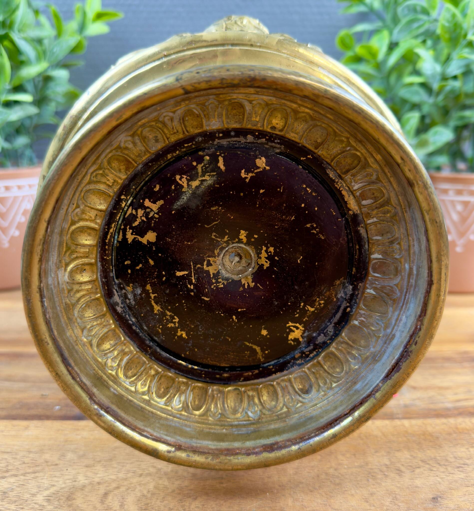 Cache-pot en laiton décor repoussé – XIXe-début XXe