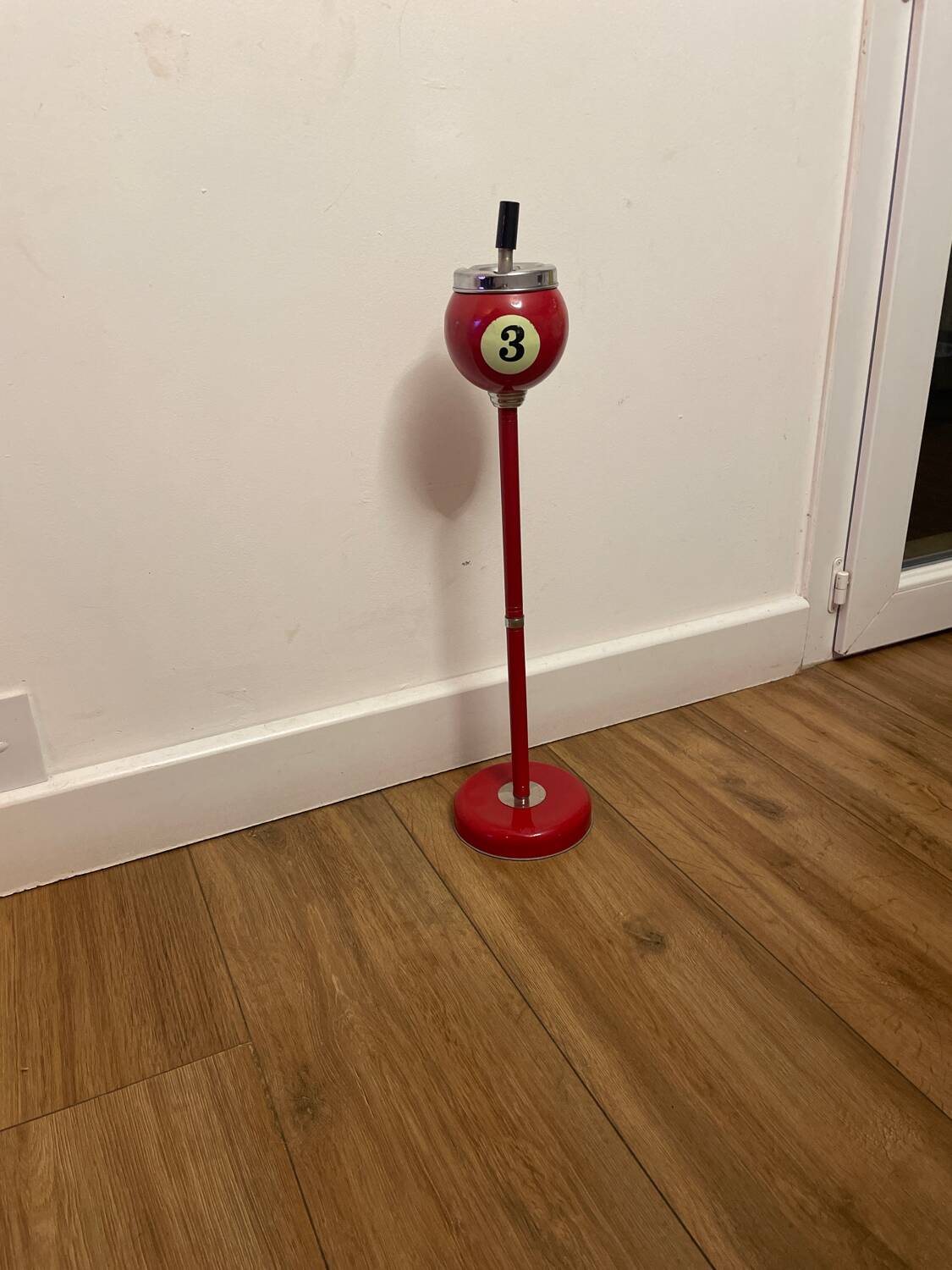 Free-standing ashtray