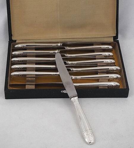 12 dessert, cheese, and hors d'oeuvre knives Grand Prix, Art Deco in silver-plated metal.