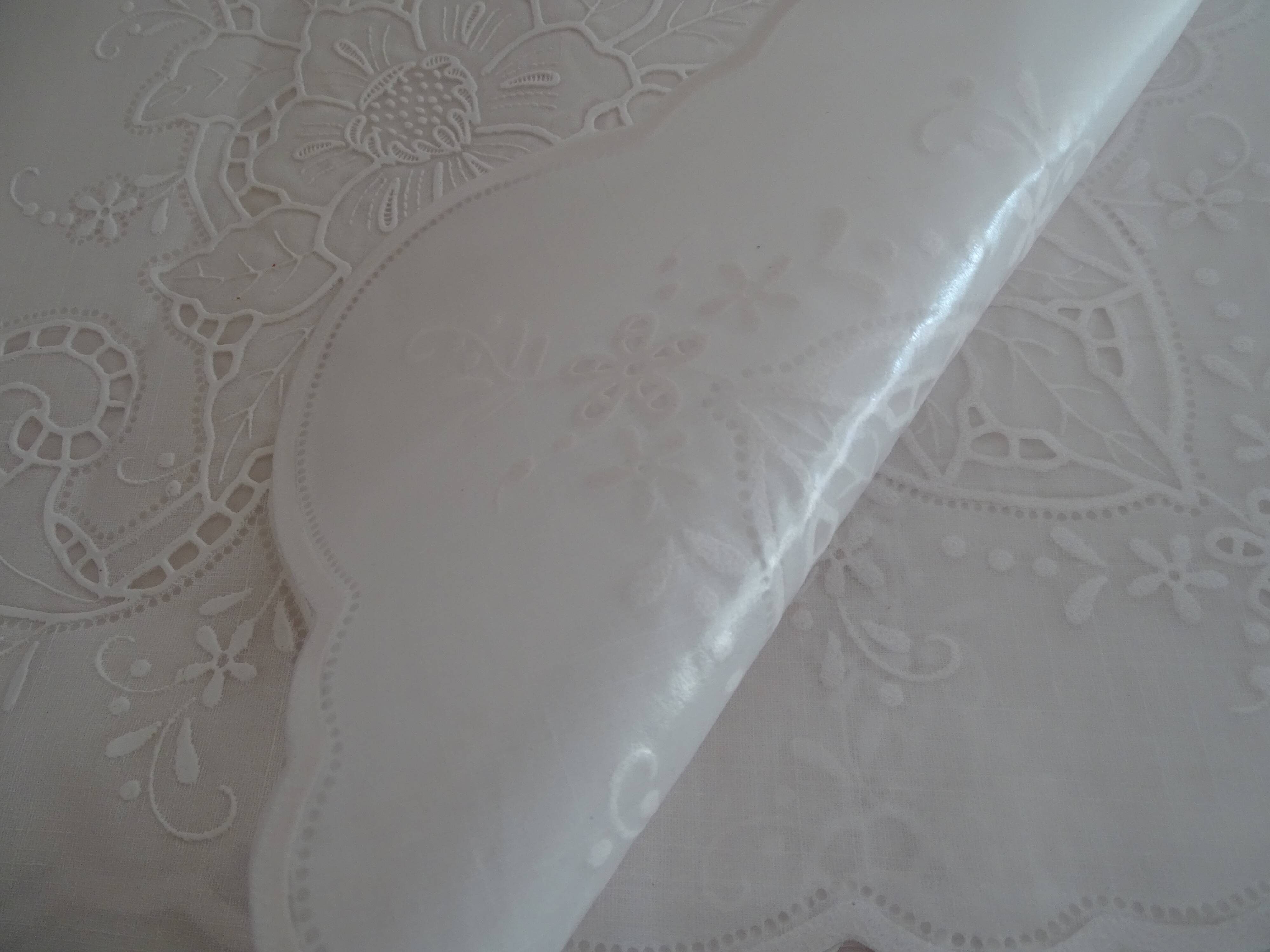 Oilcloth 260 x 150 white flower patterns