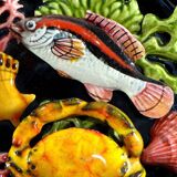 Vallauris, Années 1950, Assiette En Trompe l'Oeil Décor Poisson, Crabe, Coquillages, Corail.