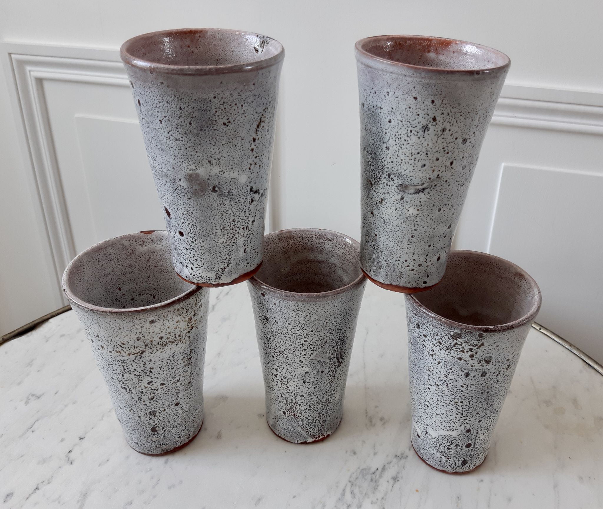 Lot de 5 verres en grès vintage gris émaillés années 70