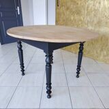 Oval table in solid oak
