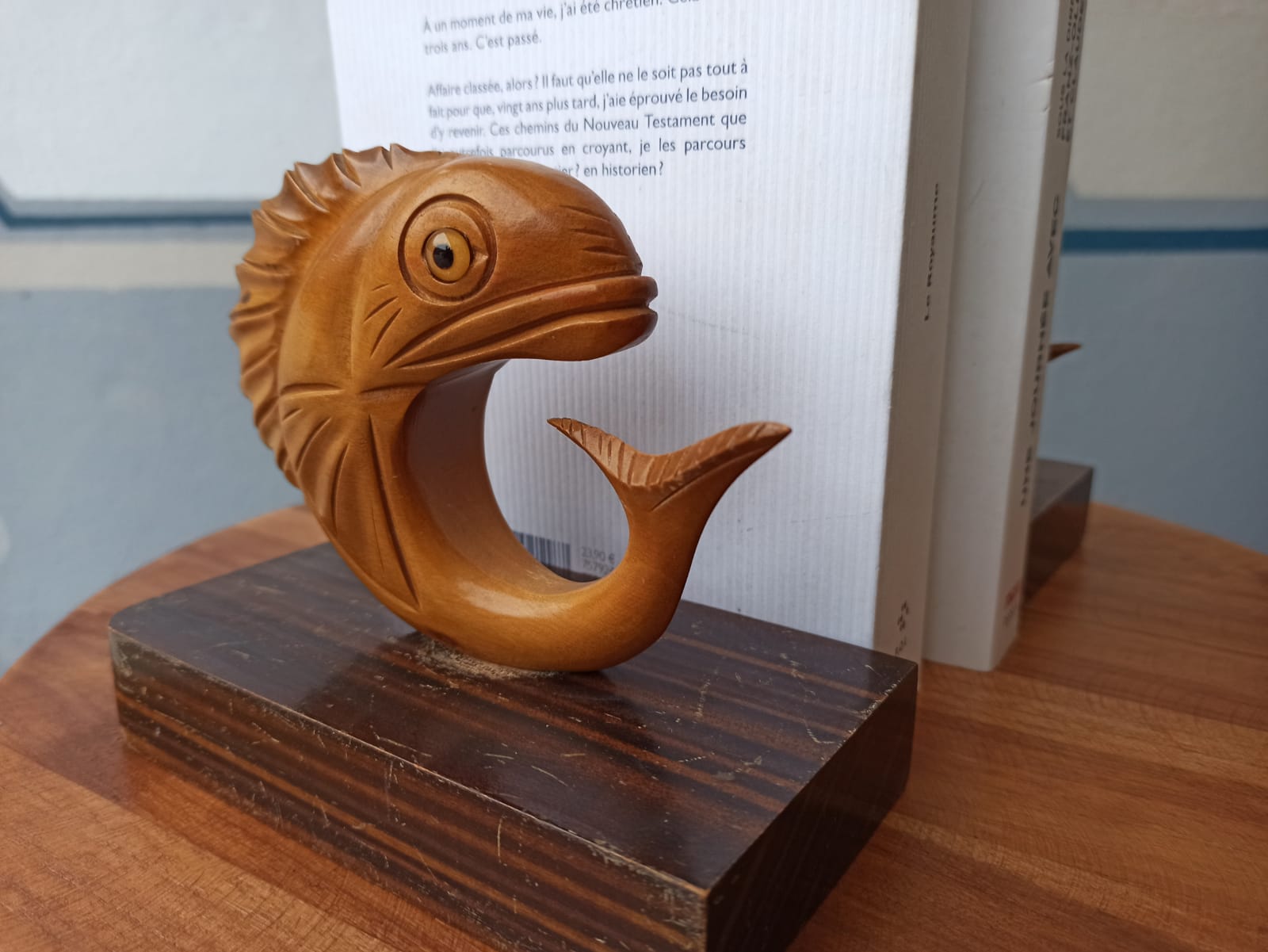 Paire de serre livres en bois sculpté