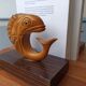 Paire de serre livres en bois sculpté