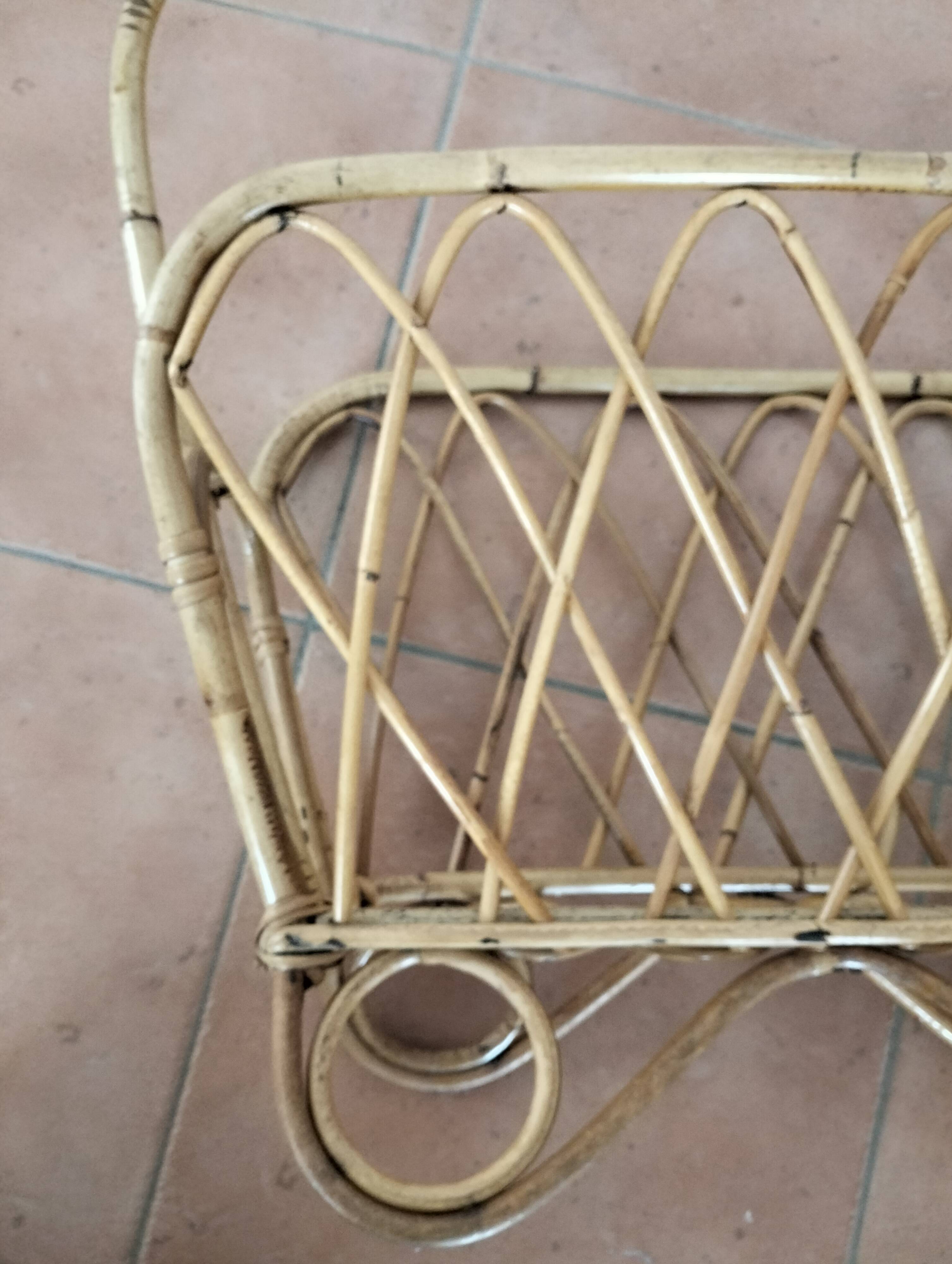 Porte-revues en rotin