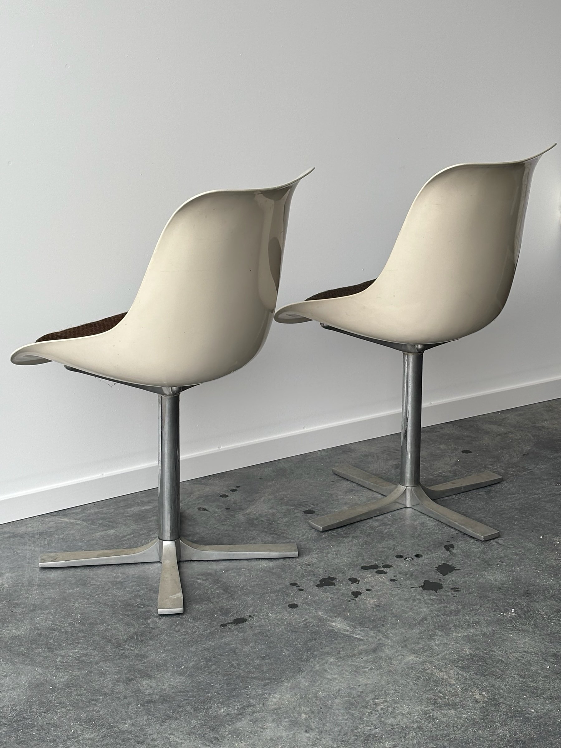 Pair of Tulip swivel chairs published by Roche Bobois 1970
