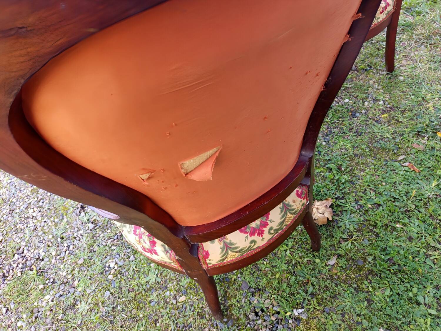 Deux fauteuils anciens style Louis XV + table guéridon en marbre