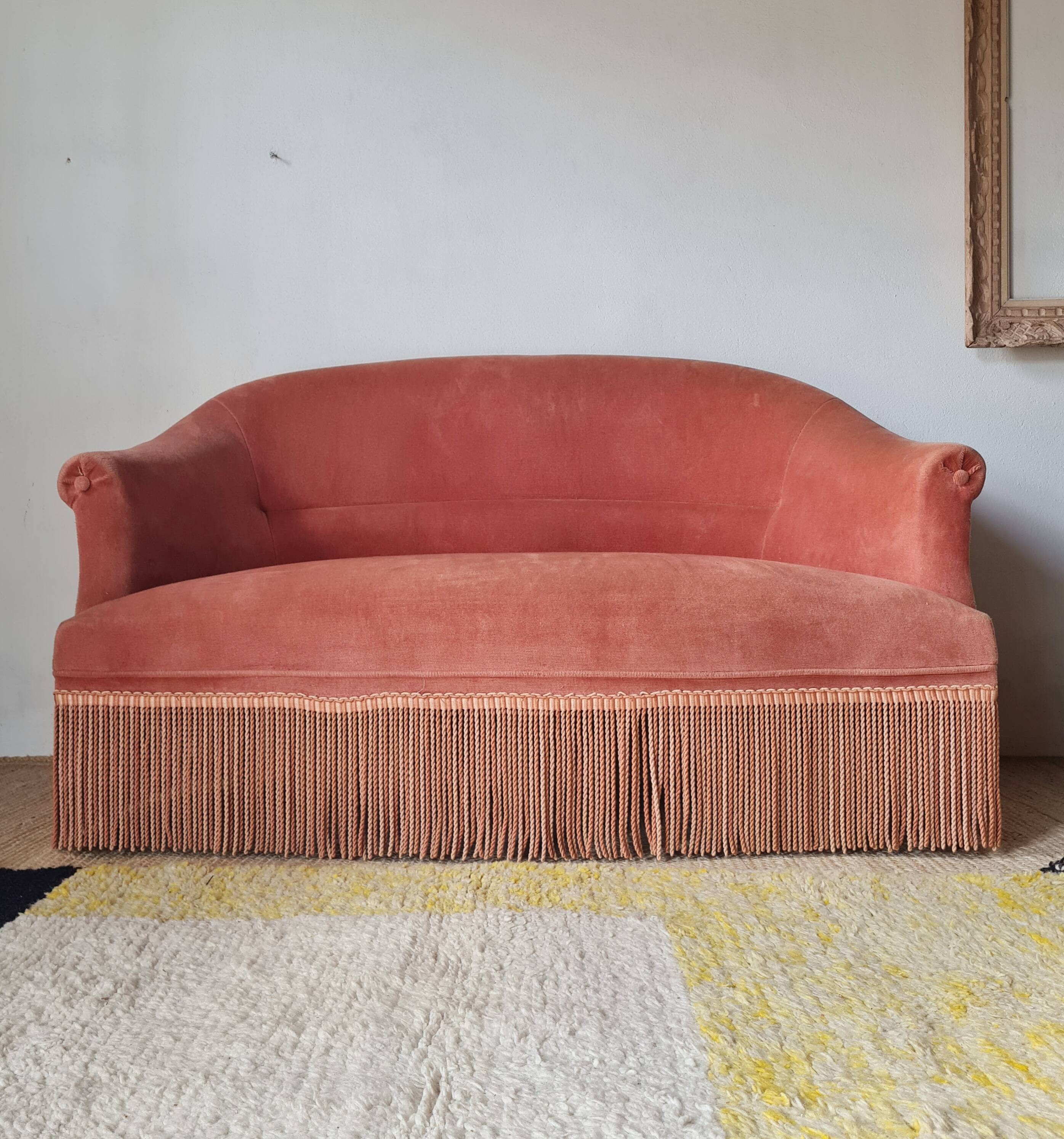 Banquette crapaud en velours rose avec franges