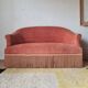 Banquette crapaud en velours rose avec franges