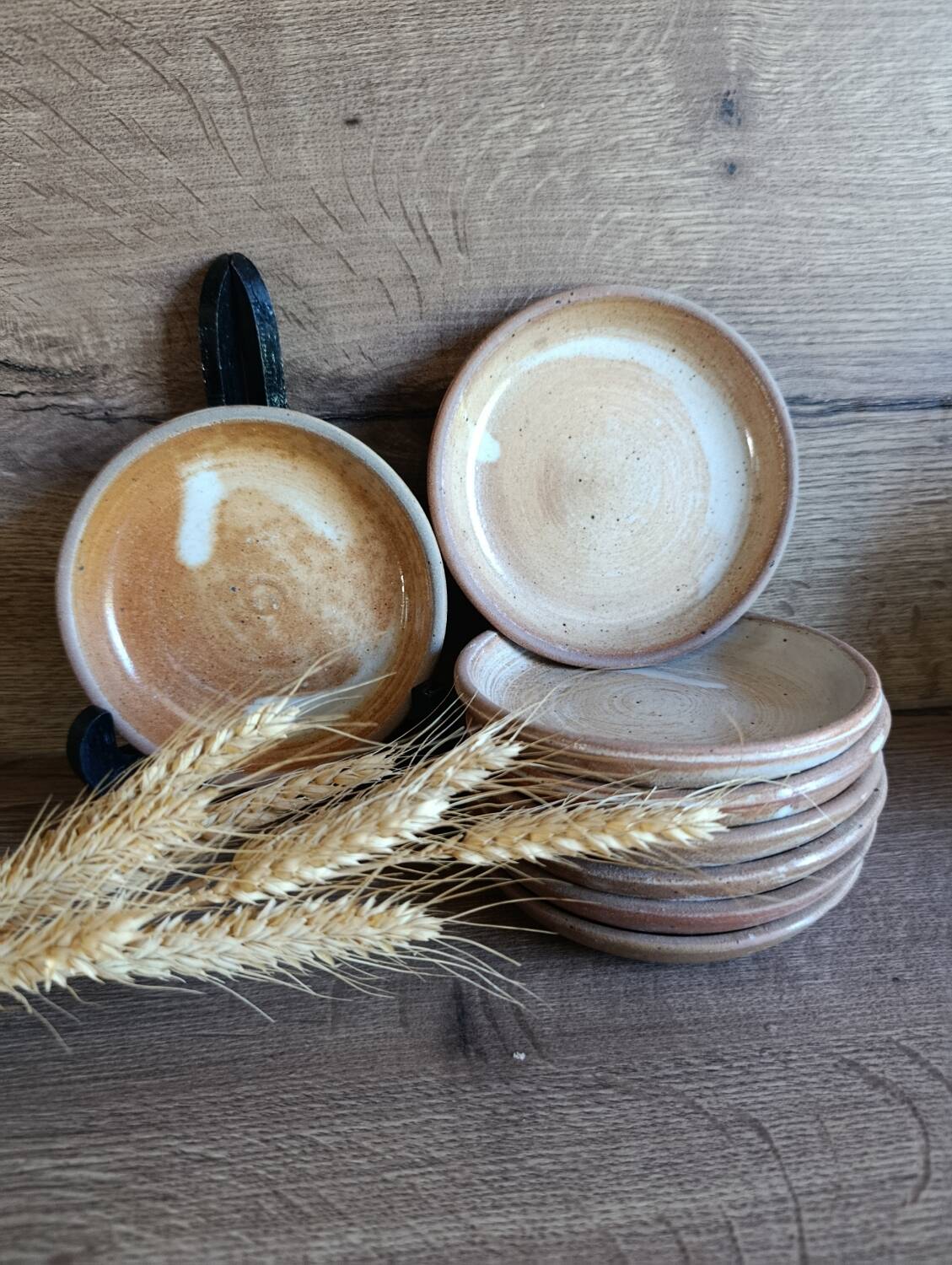 8 small dessert plates in raw and refined stoneware, vintage.