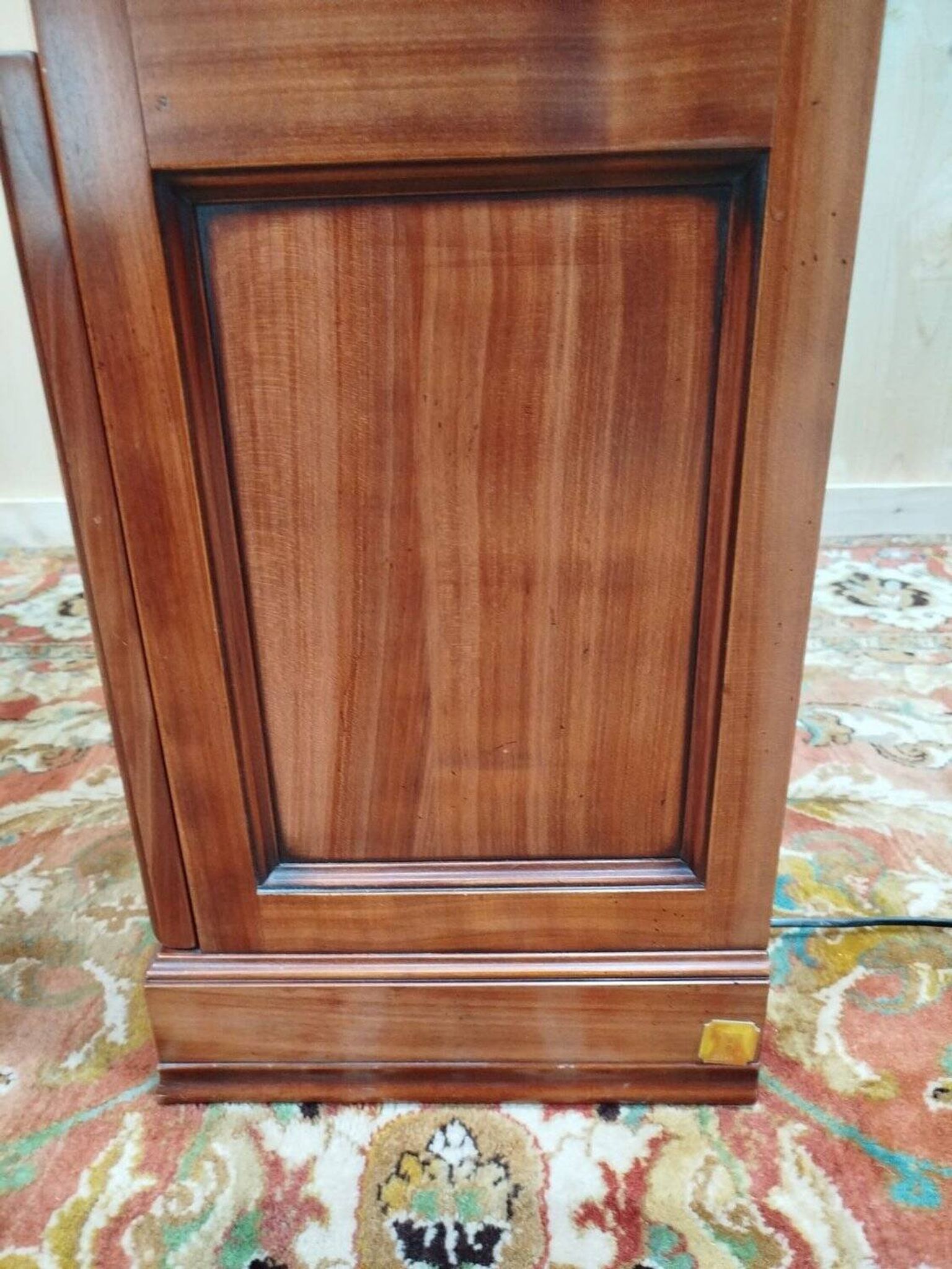 Vitrine étroite de présentation en merisier