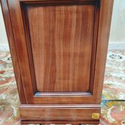 Vitrine étroite de présentation en merisier
