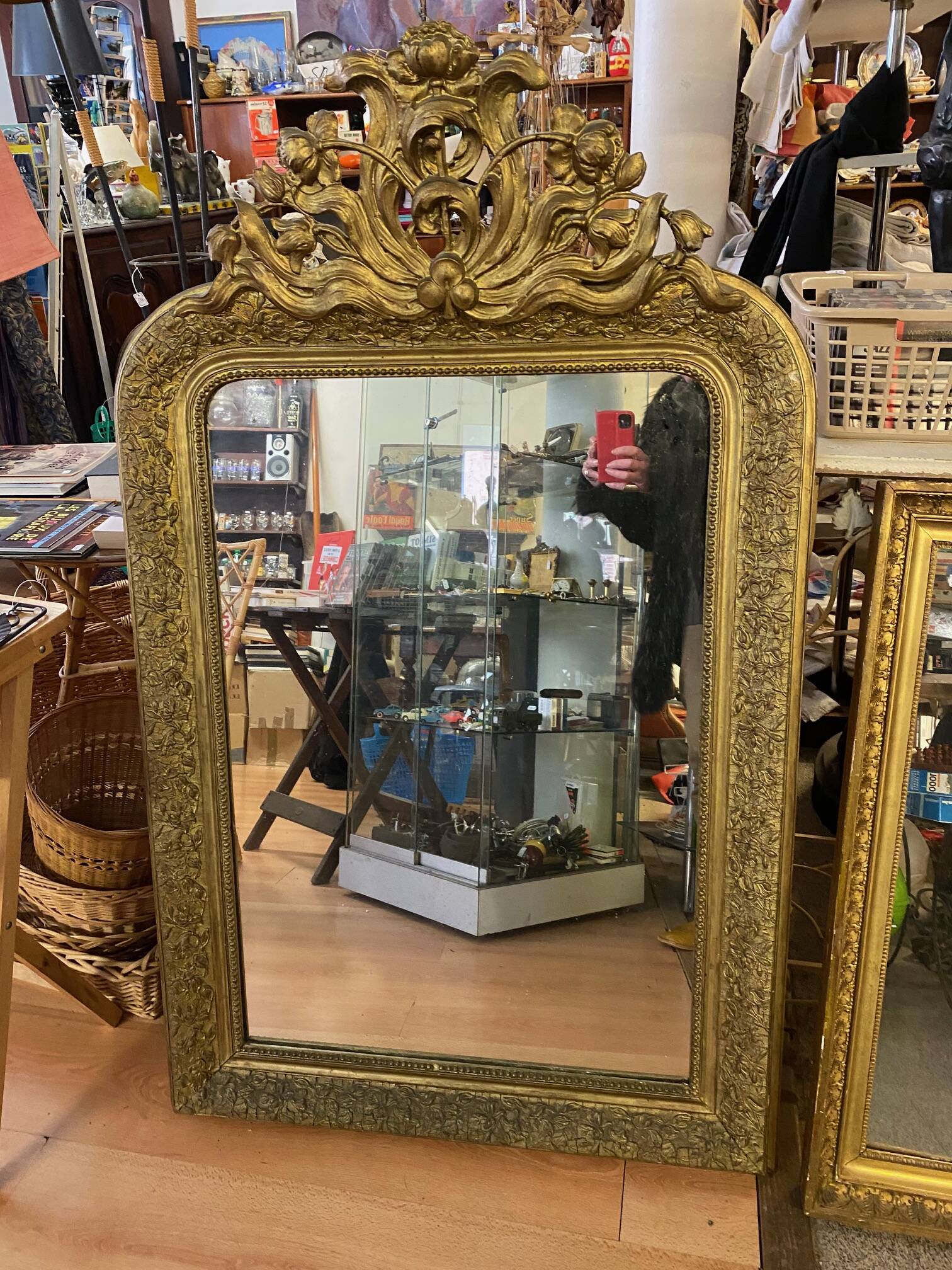 LARGE LOUIS XV STYLE ROCAILLE MIRROR IN GILT STUCCO FORAL DECOR ON PEDAL
