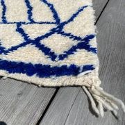 Tapis berbère Beni Ouarain blanc bleu