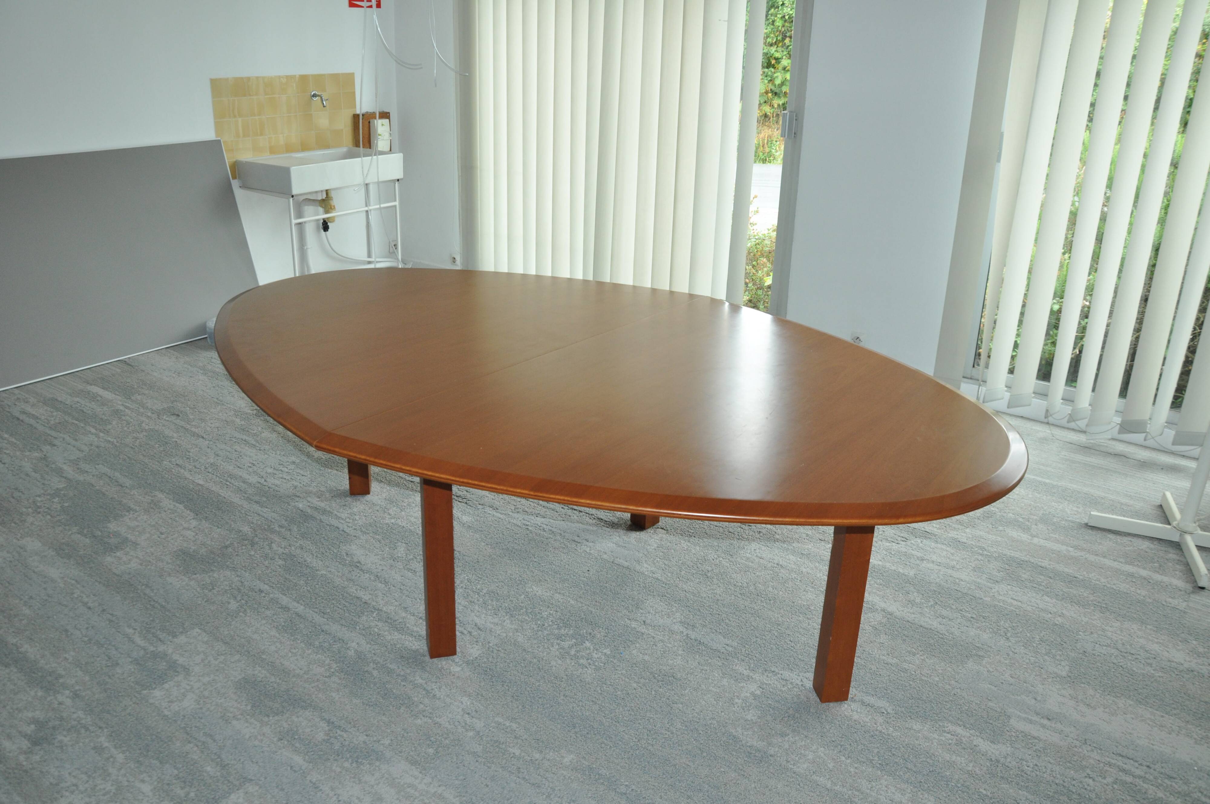 Grande table de conférence