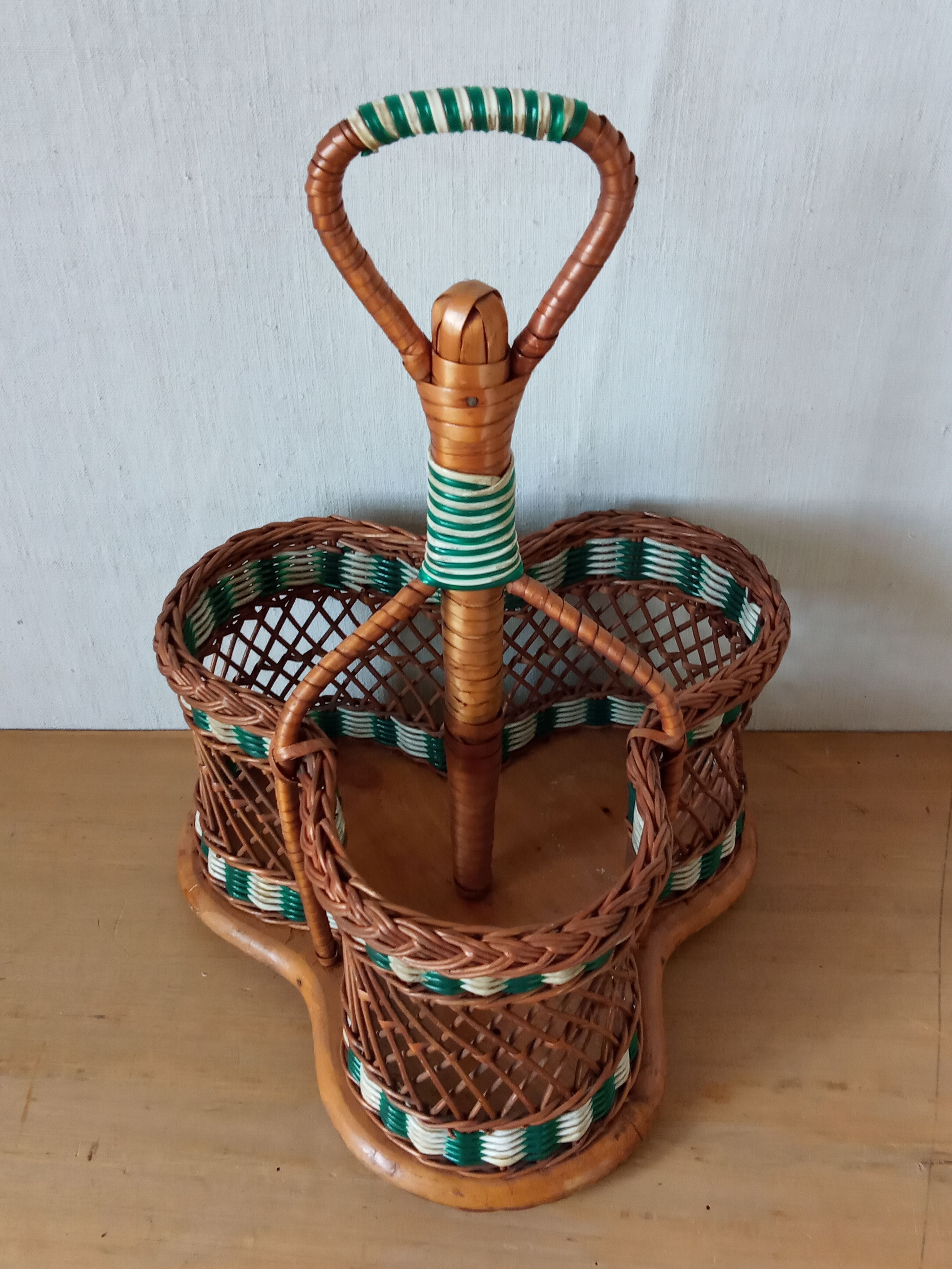 Wicker and scoubidou bottle holder