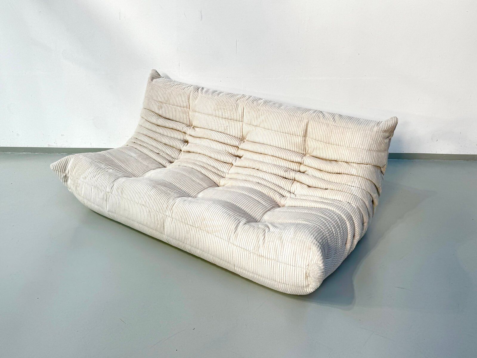 Canapé 3 places en velours côtelé blanc cassé attribué à Michel Ducaroy pour Ligne Roset, années 1970.