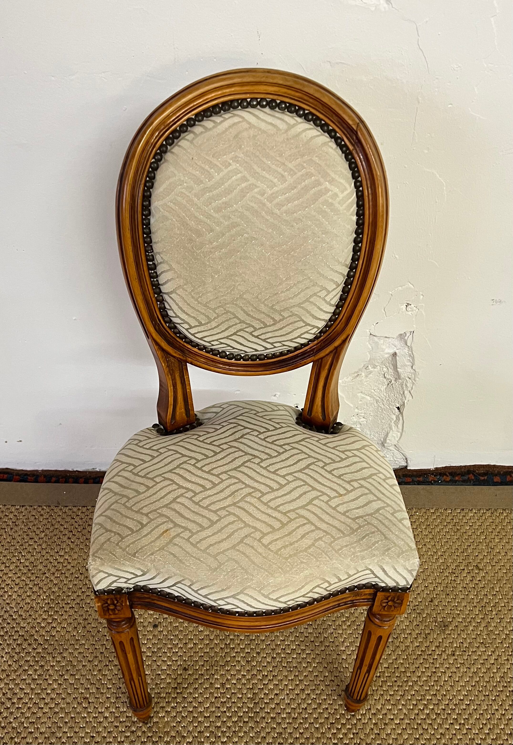 Chaise médaillon de style louis xvi